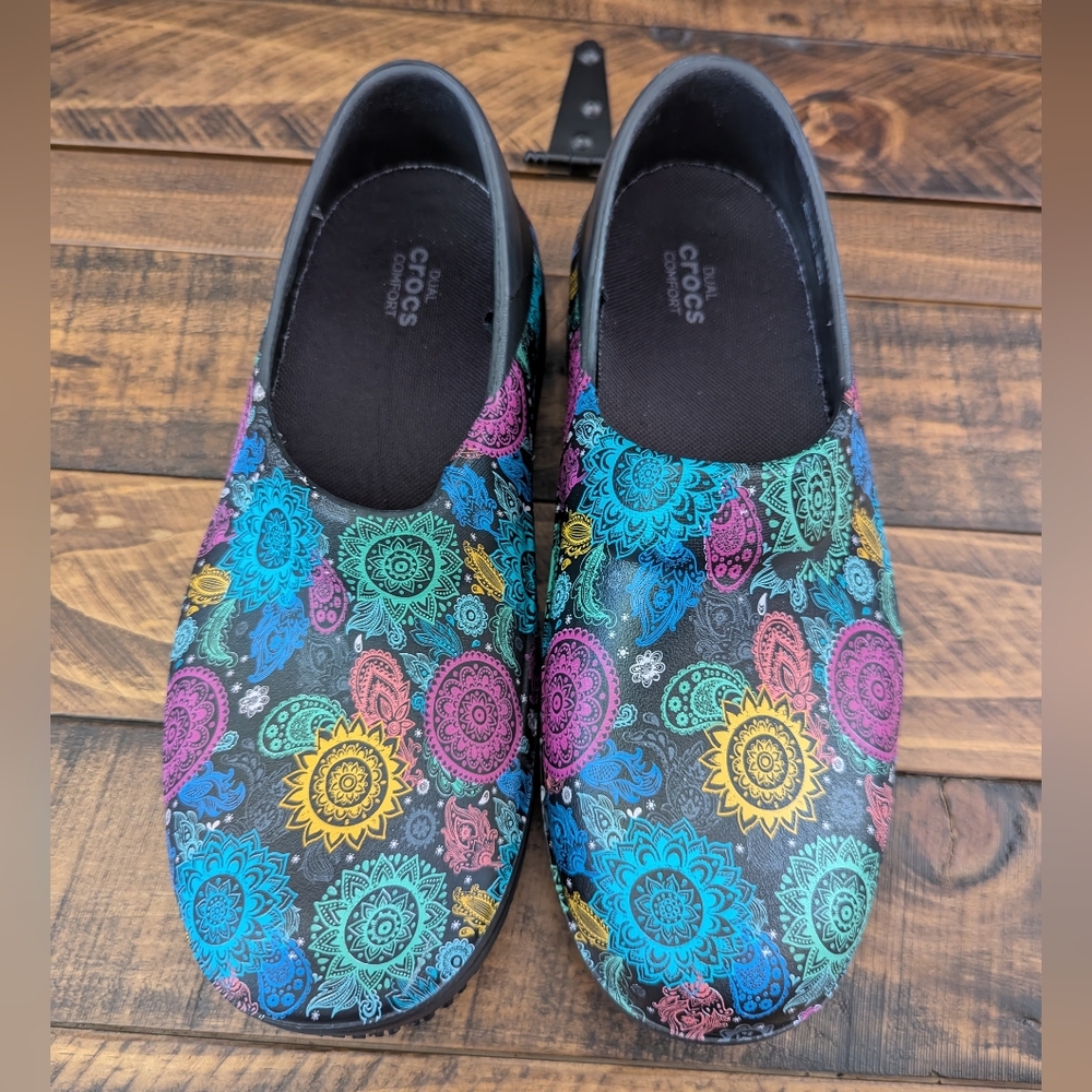 Crocs Dual Comfort Neria Pro II Mandala Paisley Multicolor Nurse Clogs Size 9